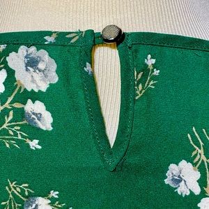 Trendy- size 1x Women’s casual top Green with floral design
